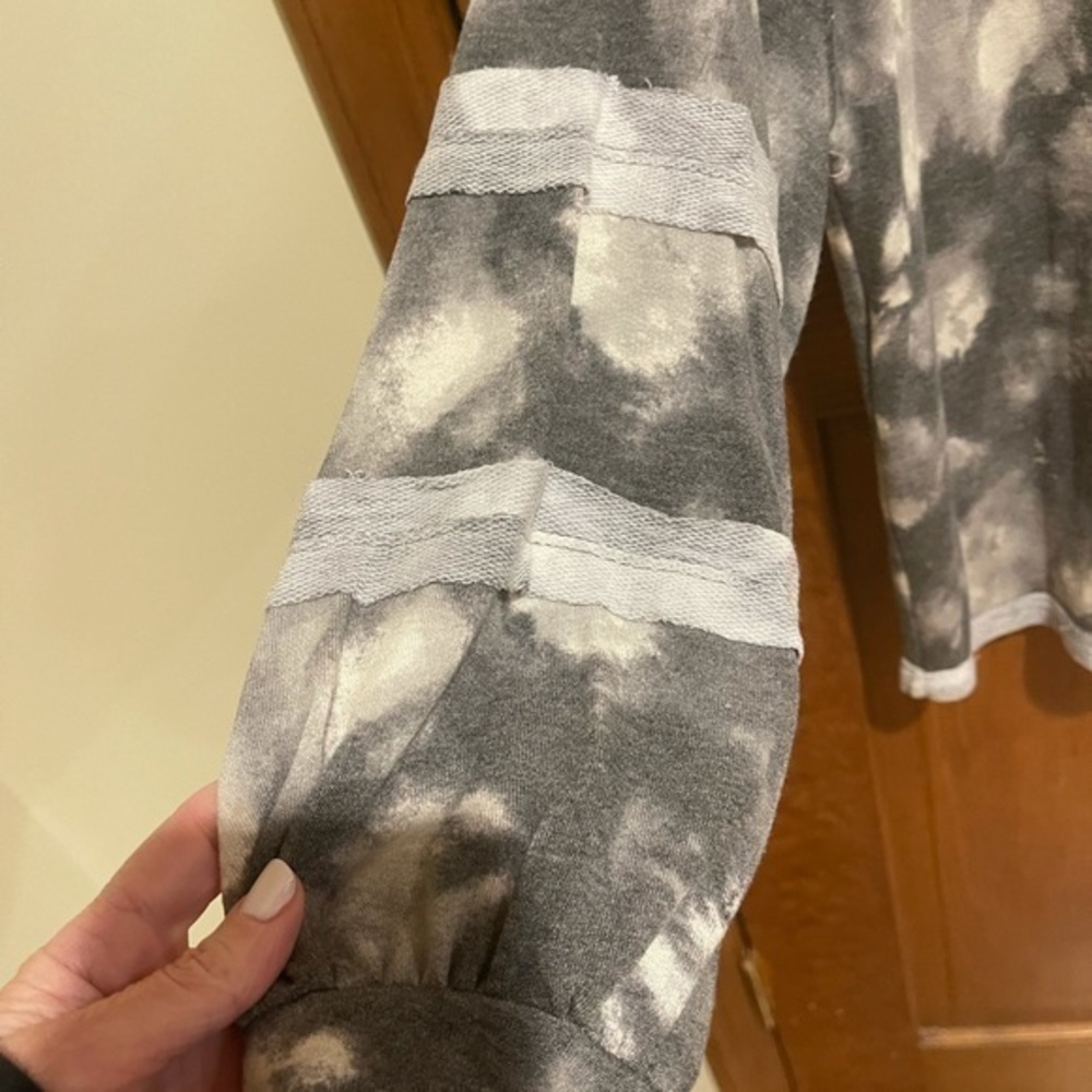 Light weight tie dye grey sweatshirt - Picture 4 of 4